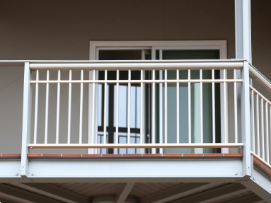 家庭装修阳台护栏验收指南：安全标准、尺寸规范与质量检测要点